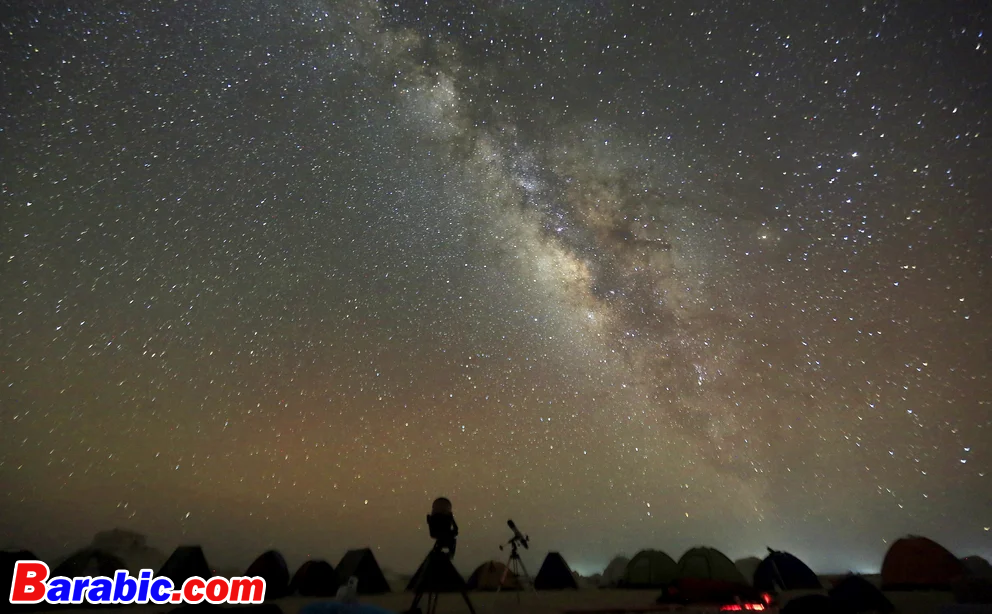 مجرتنا مأهولة بمئات المليارات من النجوم وعدد كبير من مناطق ولادة النجوم وسحب ضخمة من الغاز والغبار (رويترز)